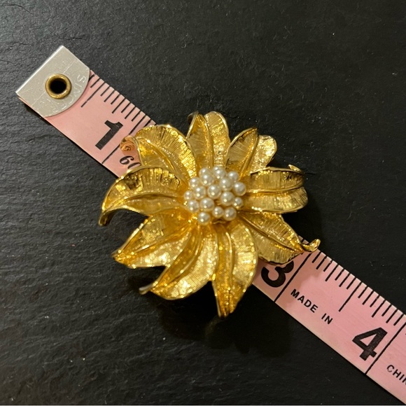 Big Avon Gold Tone Poinsettia Flower Faux Pearl Signed Brooch - Picture 8 of 10
